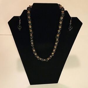 Beautiful VINTAGE Necklace & earring set, gold tone, costume jewelry